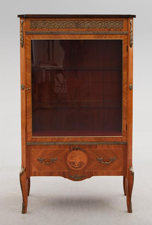 VITRINSKÅP, gustaviansk stil, 1900-talets mitt.