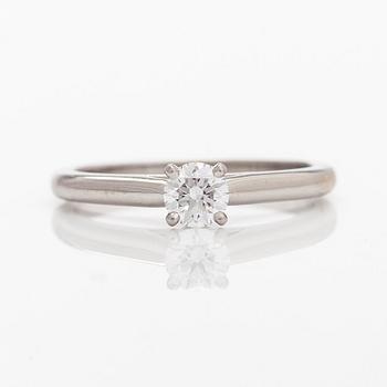 Cartier, sormus, platinaa ja briljanttihiottu timantti n. 0.25 ct. GIA-dossier ja sertifikaatilla.