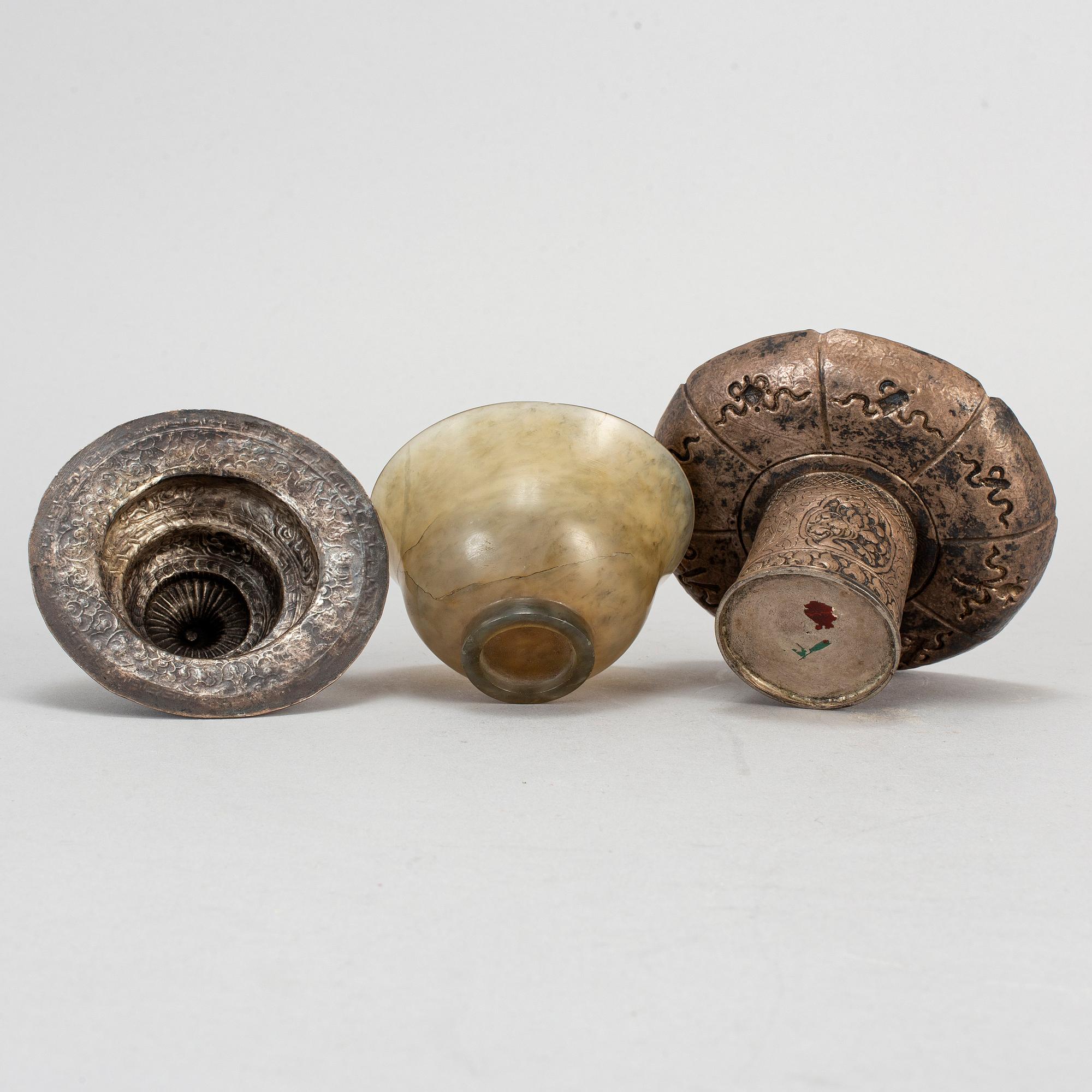 A tibetan bowl with stand and cover, 19th century.