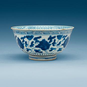 A blue and white bowl, 17th Century.