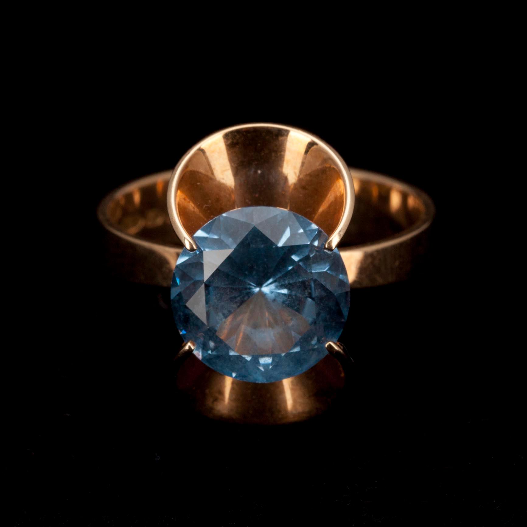 RING, guld 14K, syntetisk spinell 4,4 ct. Elis Kauppi, Kupittaan Kulta, Åbo 1972. Vikt 4,4 g.