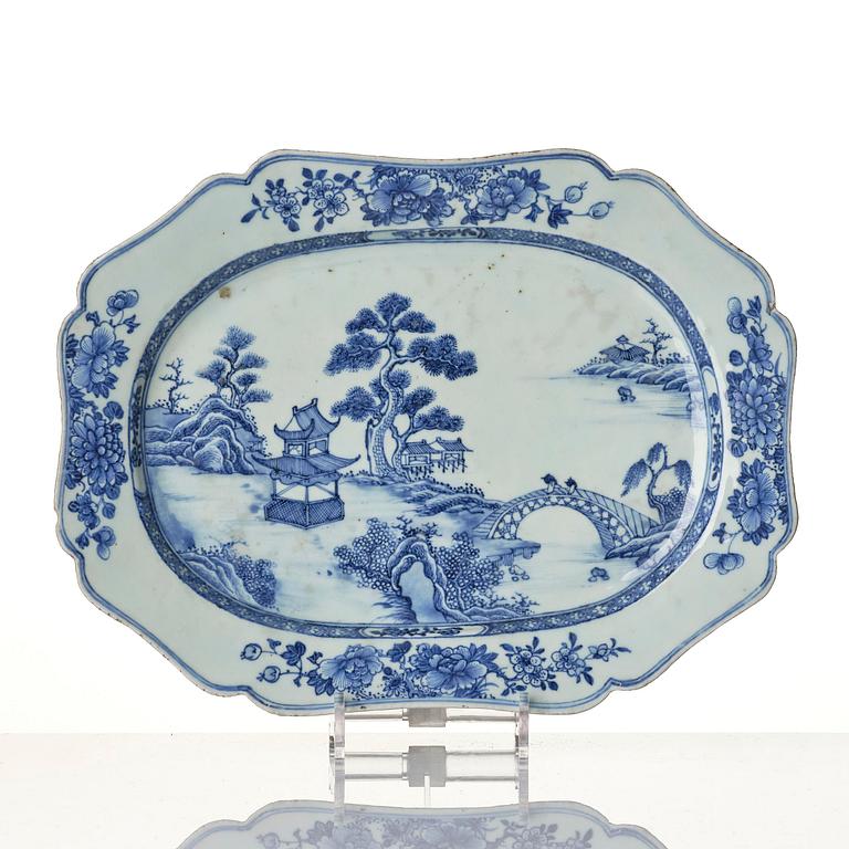 A blue and white dinner service, Qing dynasty, Qianlong (1736-95).  (45 pieces).