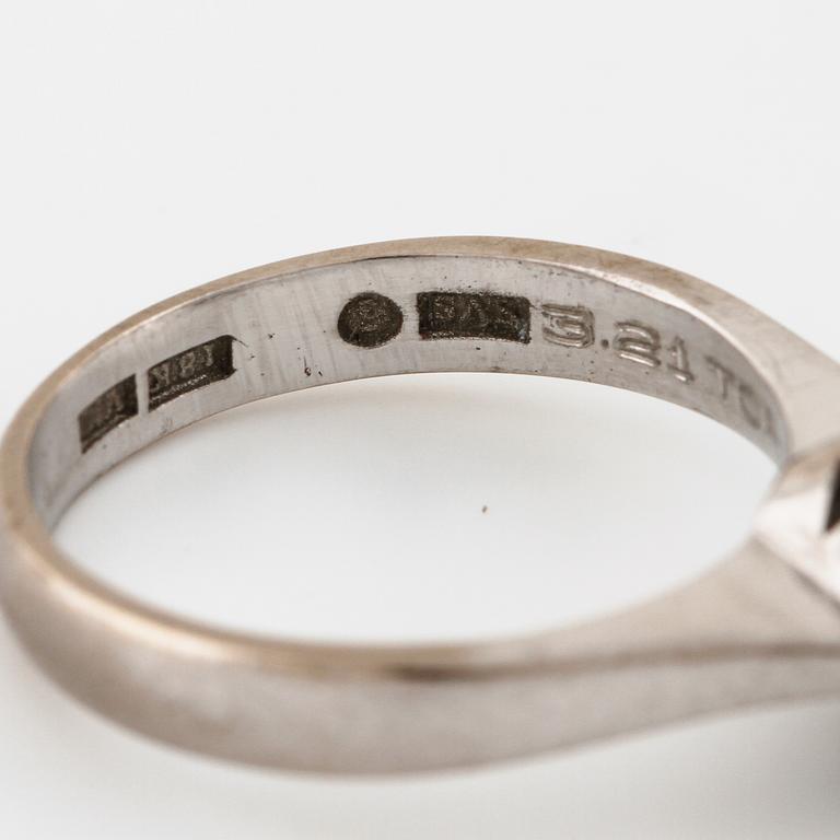 A brilliant cut diamond ring by Svante Schmidt, Hisings Backa, 1995.