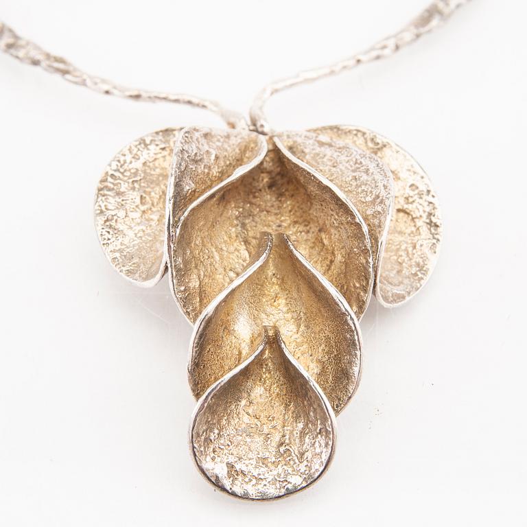 A silver necklace by Theresia Hvorslev for Mema 1978.
