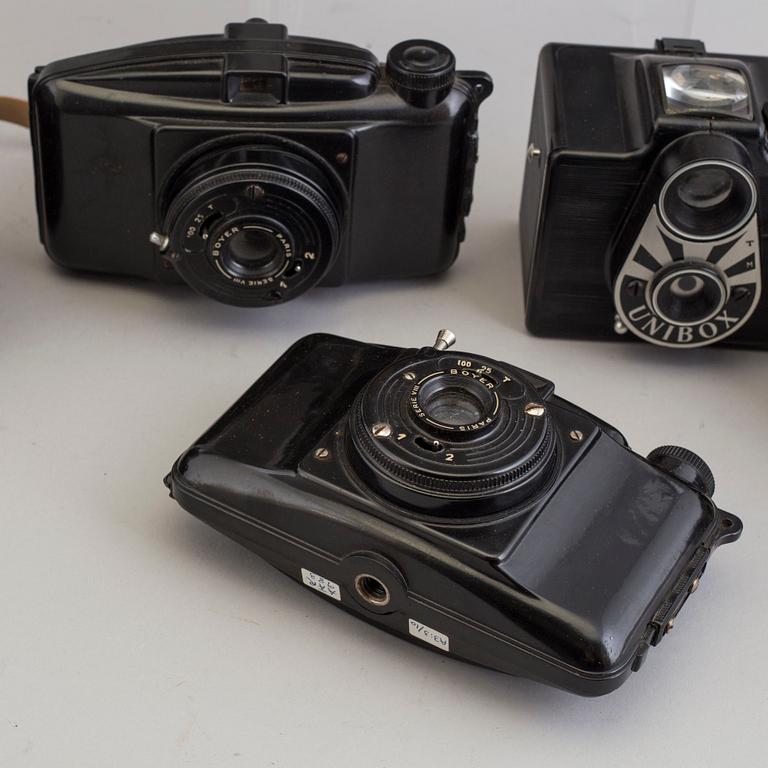 A set of 11 cameras, bakelite and plastic, 20th century.