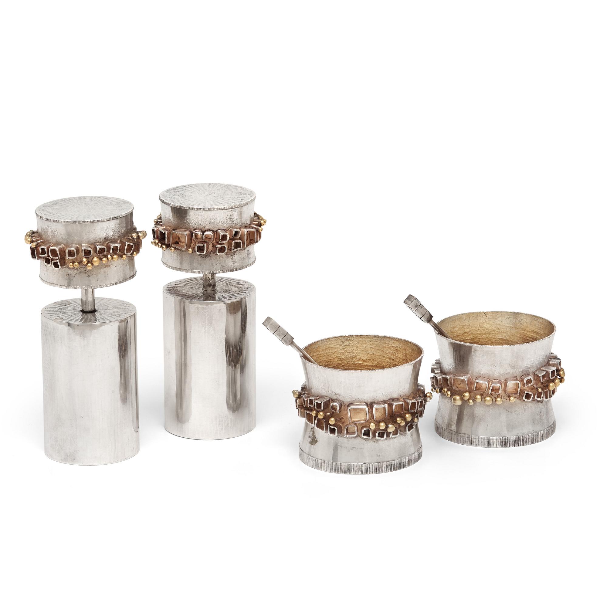 KARL-HEINZ SAUER, ett par saltkar med skedar och ett par pepparkvarnar av silver, Västerås 1972.