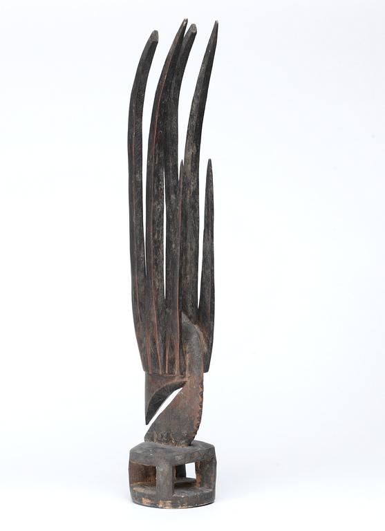 HUVUDPRYDNAD. Tshiwara (stiliserad antilop). Trä. Bambara-stammen. Mali ca 1920-1940. Höjd 55,5 cm.