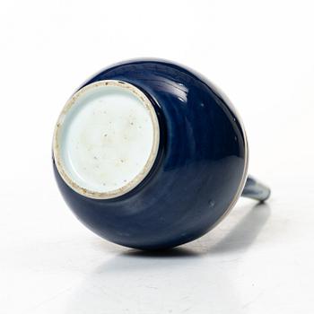 A Chinese blue and white porcelain vase / water sprinkler, Qing dynasty, Kangxi (1662-1722).