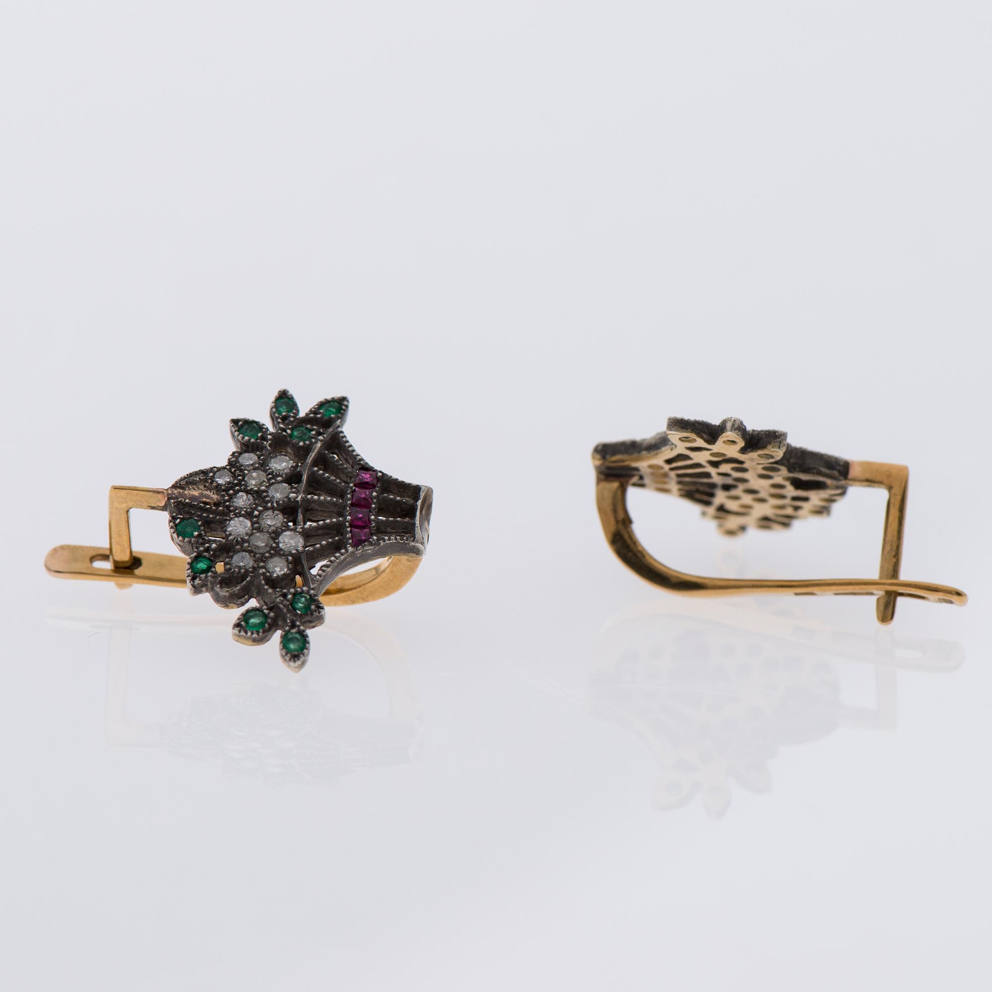 ÖRHÄNGEN, 14K guld samt silver, diamanter, smaragder samt rubiner, sovjetiska stämplar. Vikt 4,2 g.