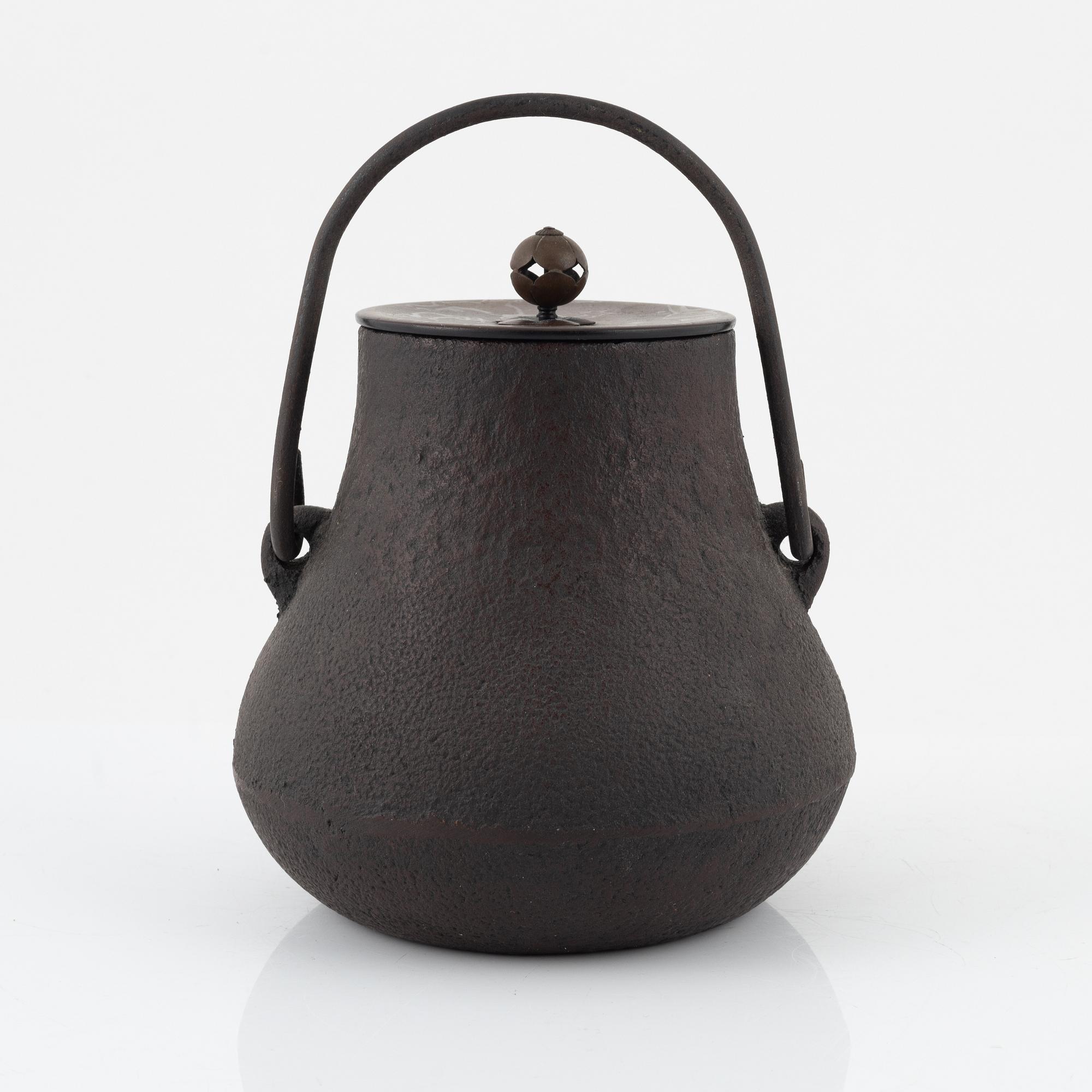 A Japanese iron vessel with cover, Meiji period (1868-1912).