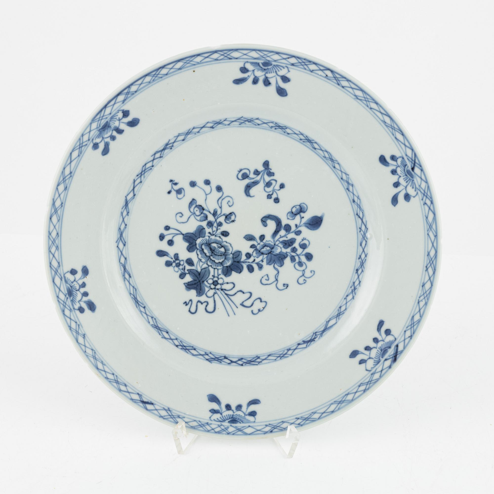 Servisdelar, porslin, 43 st, Kina, Qingdynastin, mestadels Qianlong (1735-95).
