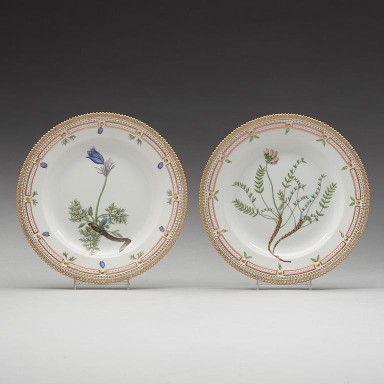 A set of seven Royal Copenhagen 'Flora Danica' dinner plates, 20th Century.