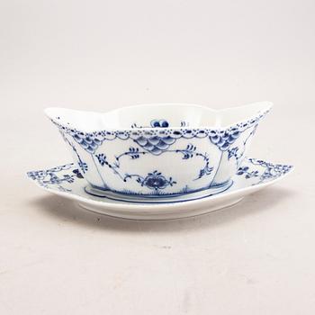 A Royal Copenhagen Muselmalet halvblonde 1940s 51 pcs porcelain dinner service.