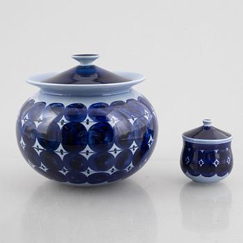 Lisa Larson, vaser, 2 st och skålar, ett par samt terrin med lock och skål med lock, stengods, Gustavsberg.