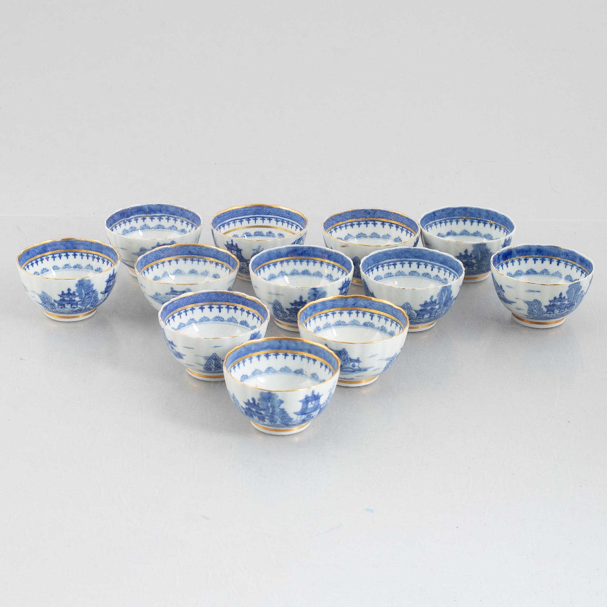 A set of twelve blue and white export porcelain cups, China, Qingdynaty, around 1800.