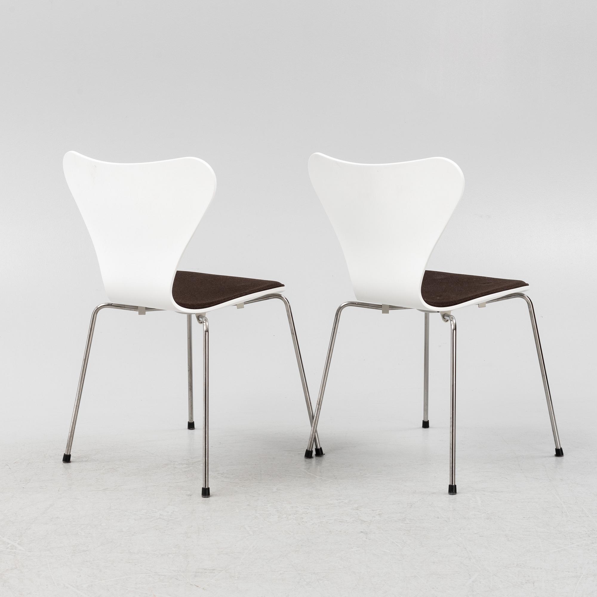 Arne Jacobsen, a set of six 'Series 7' chairs, Fritz Hansen 2013.