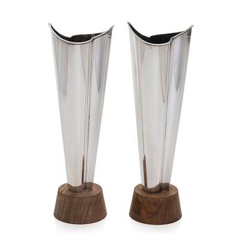 Tapio Wirkkala, vaser, 2 st, "Flamma", silver och teak, Kultakeskus, Tavastehus 1962 och 1964.