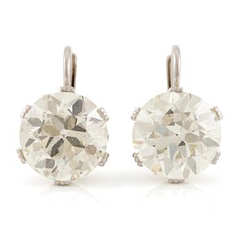 586. A pair of earrings in 18K white gold set with two old-cut diamonds.