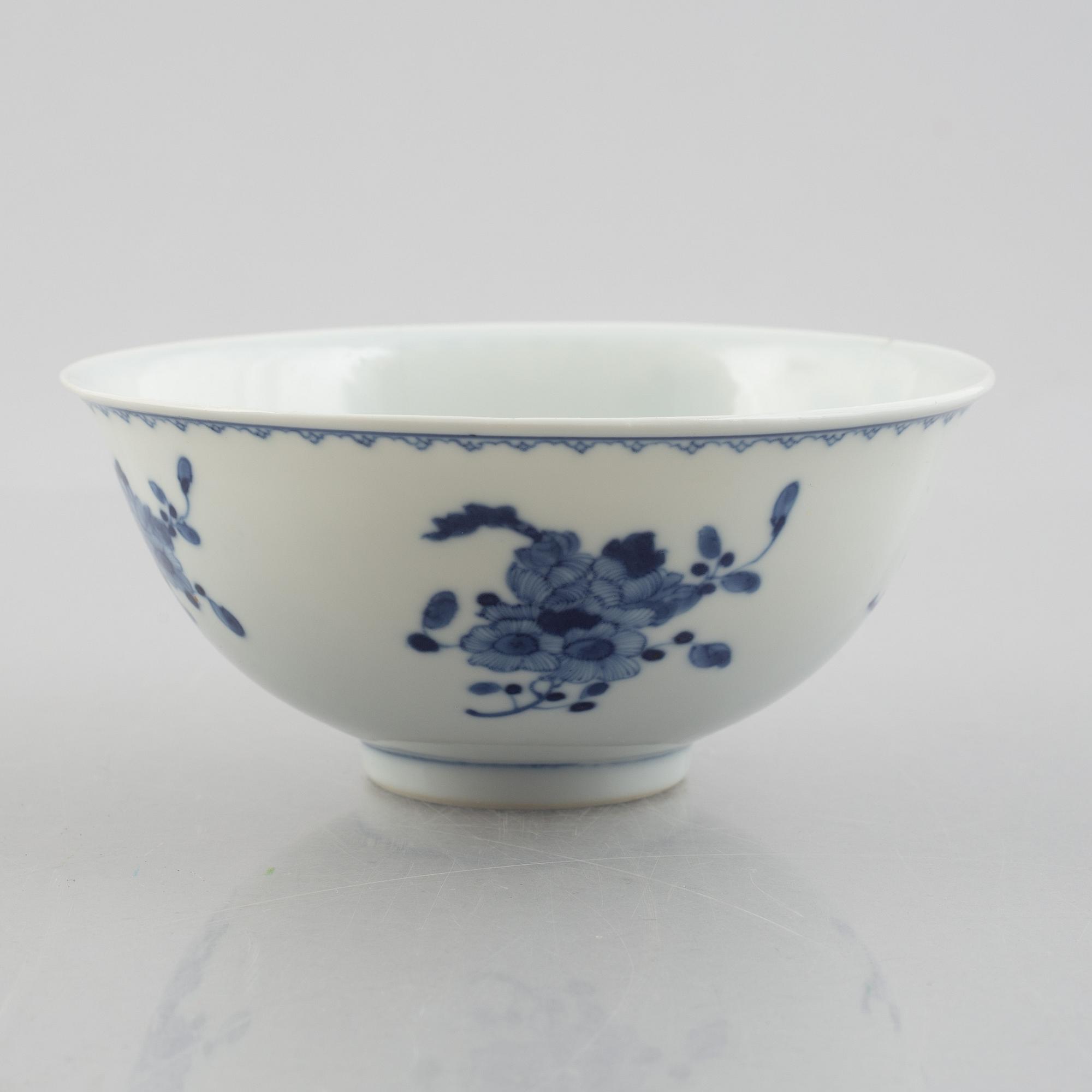 A group of three Chinese blue and white porcelain bowls, late Qing dynasty / early 20th century.