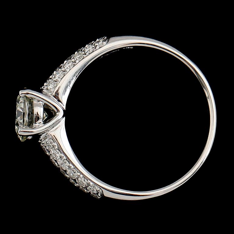 RING, 18 k vitguld, briljantslipade diamanter tot ca 1.45 ct. Vikt ca 4,9 g. Certifikat GIA.