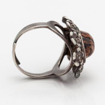 Jorma Laine, Ring och halsband "Lemmikki", silver och granit. Turun Hopea. 1977-78.