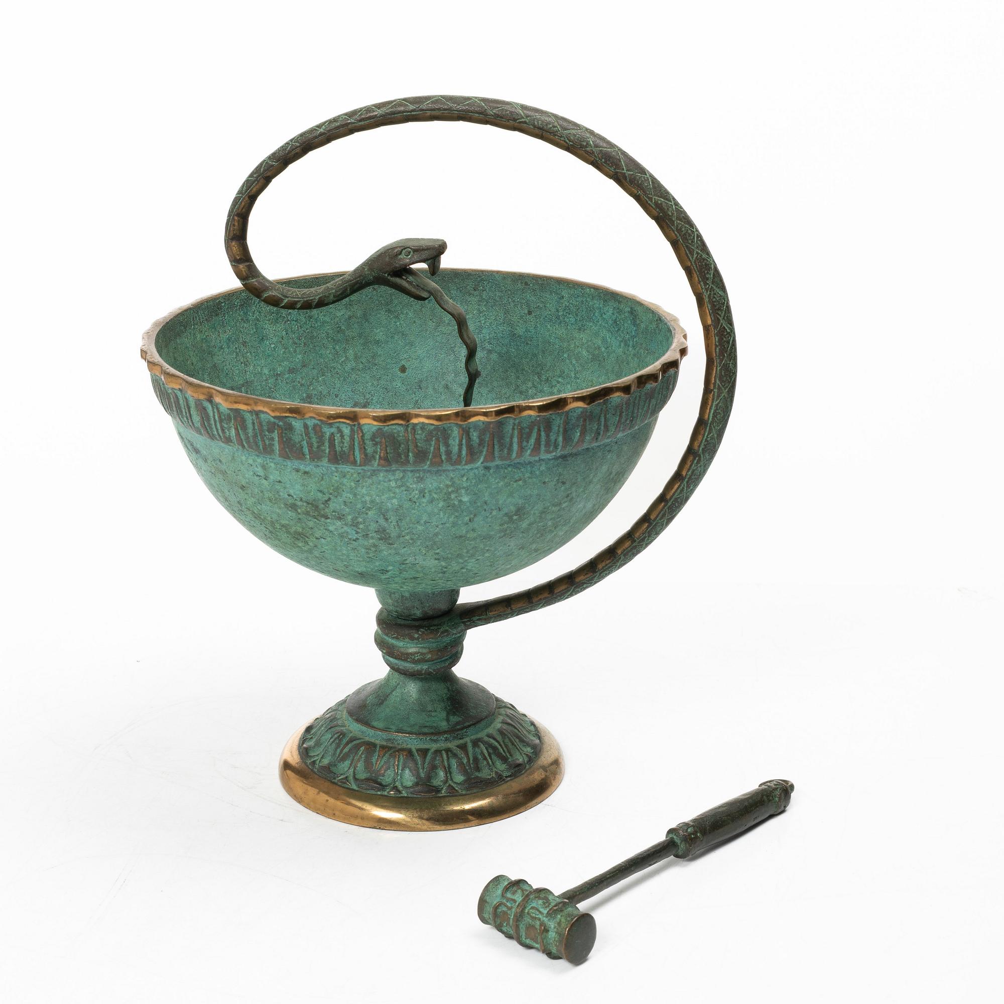 A footed bowl/apothocary's bowl, 20th/21st century.