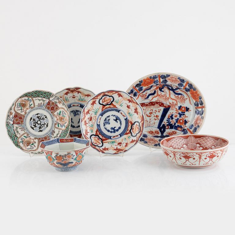 A group of two Japanese imari porcelain bowls and four dishes, Meiji period (1868-1912), part Kutani.