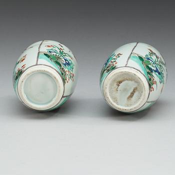 A pair of famille verte small jars, Qing dynasty, Kangxi (1662-1722).