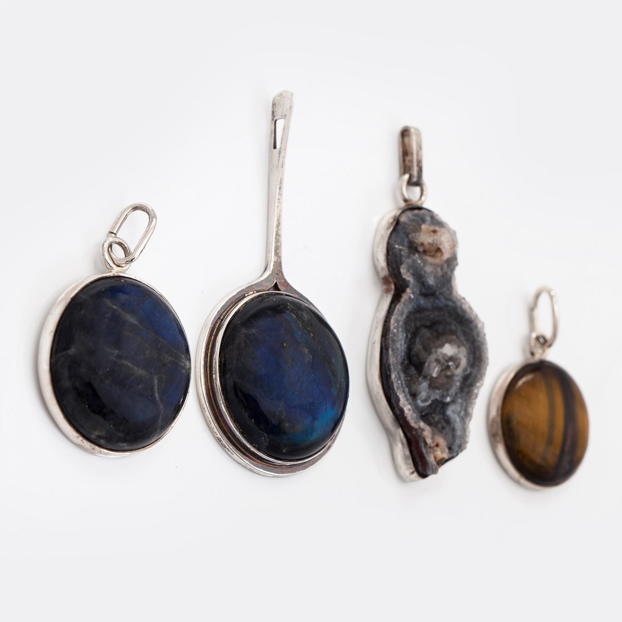 Riipukset, 4 kpl, hopea, spektroliitti, tiikerinsilmä, geodi, Christer Stenberg 1973-75.