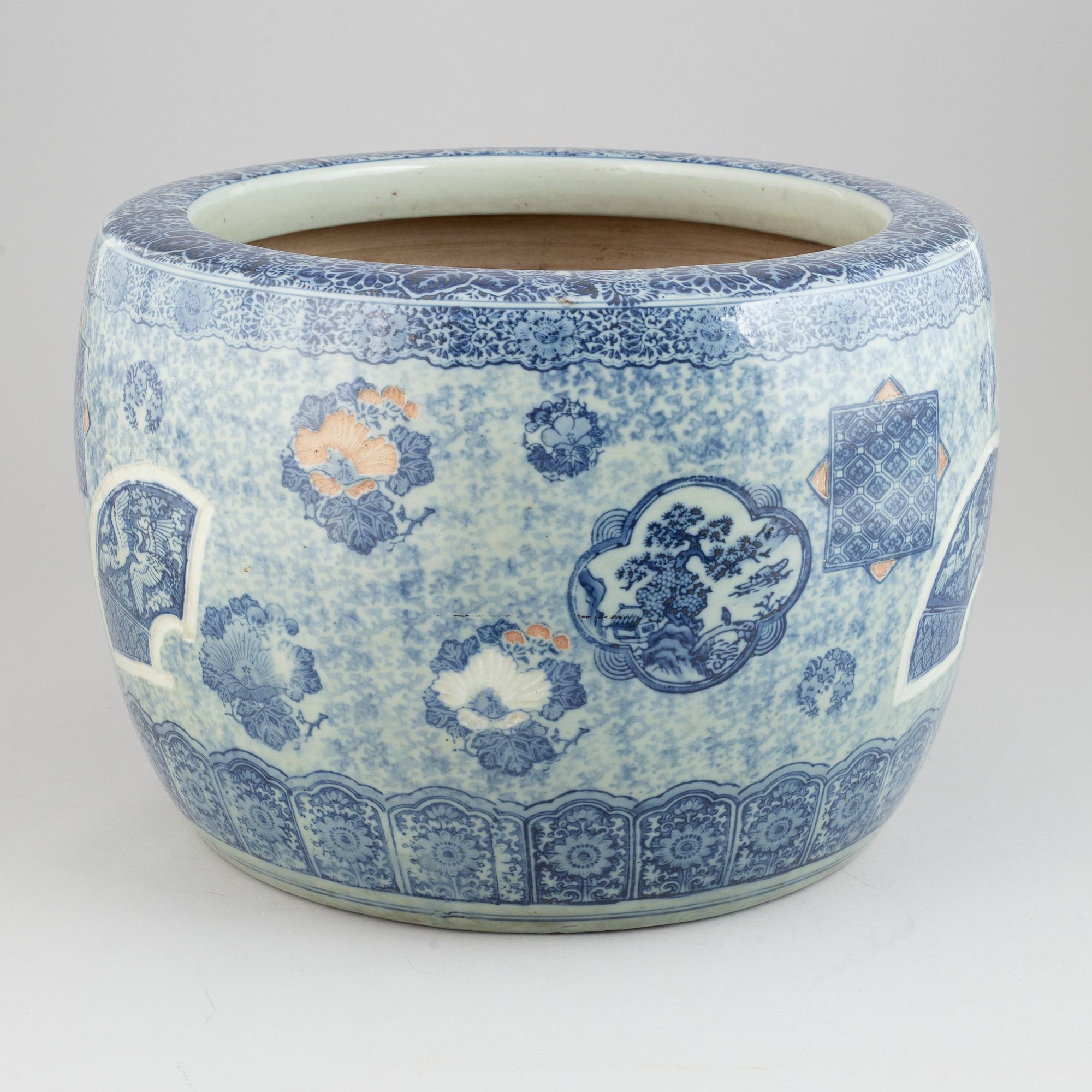 A Japanese flower pot, first half of the 20th century.