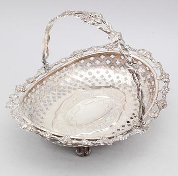 BRÖDKORG, silver, märkt Schott 13, Frankfurt, 1900-talets första hälft. Vikt ca 358 gram.
