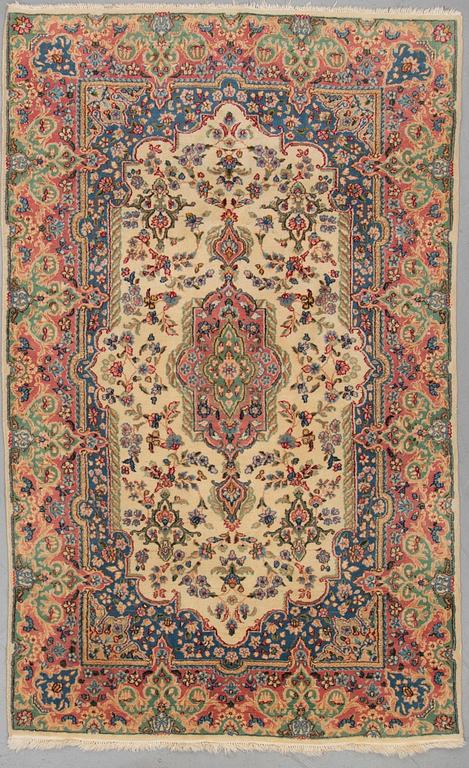 A RUG , semiantik Kirman, ca 245 x 147 cm.