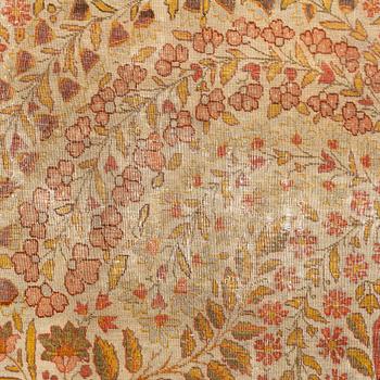 An antique Tabriz carpet, ca 404 x 276 cm.
