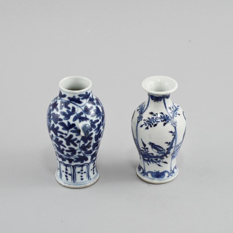 VASER, 2 st, porslin, Kina, 1900-tal.