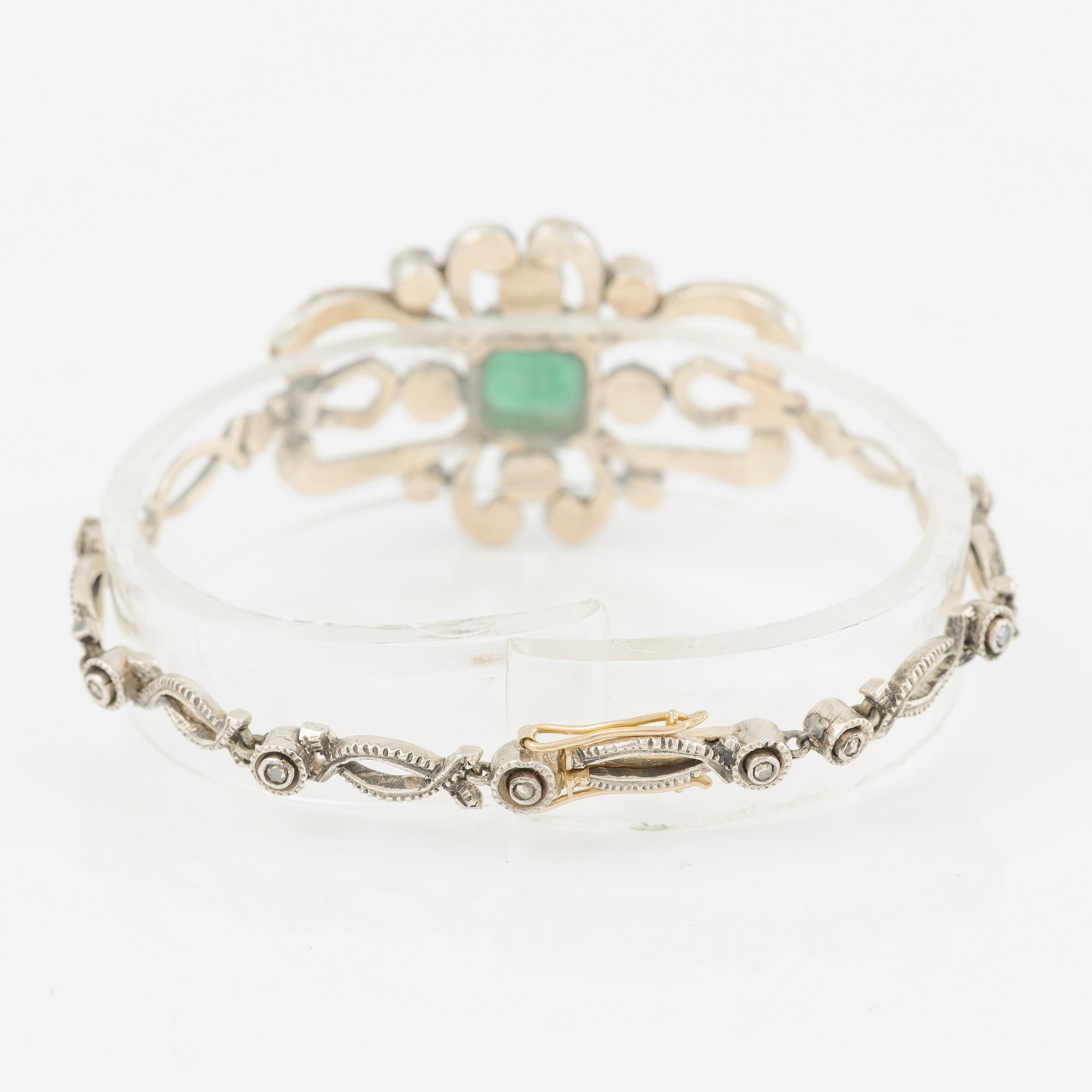 Bracelet in silver with a faceted emerald and rose-cut diamonds.