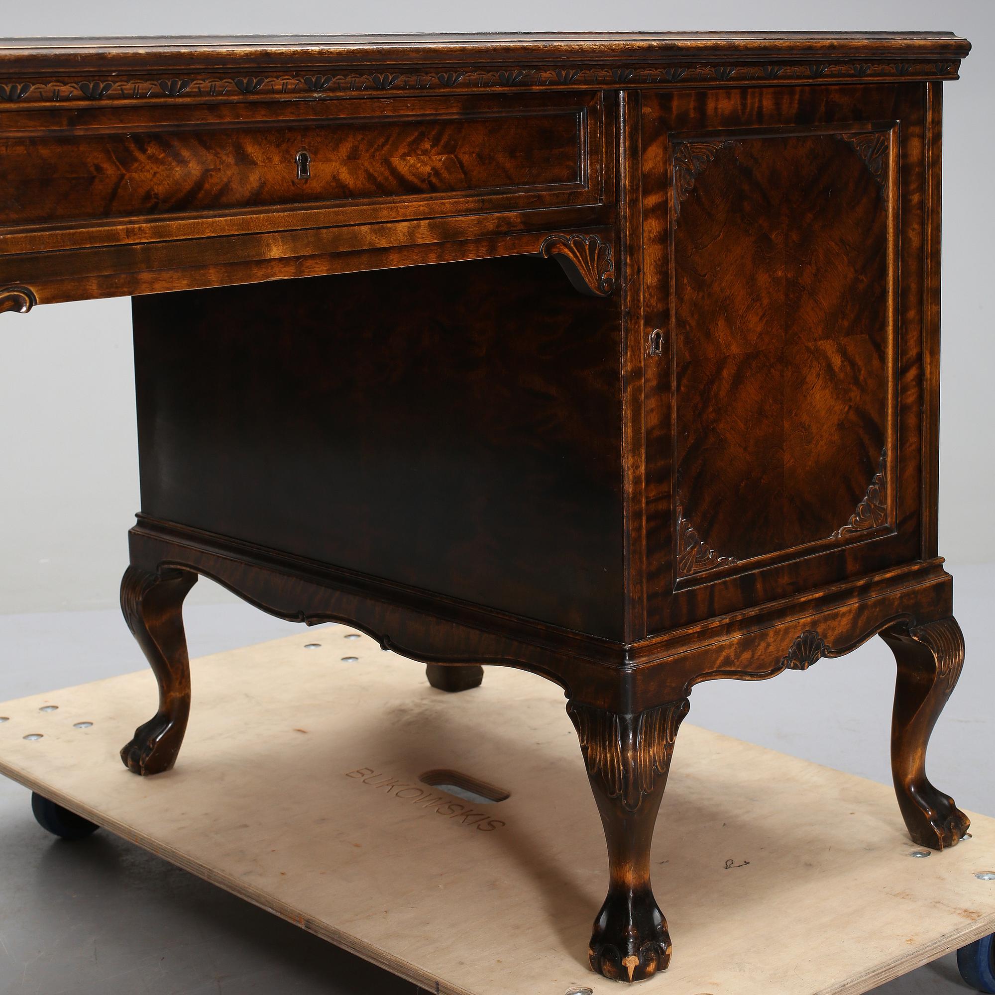SKRIVBORD, chippendale-stil, omkring 1900-talets mitt.