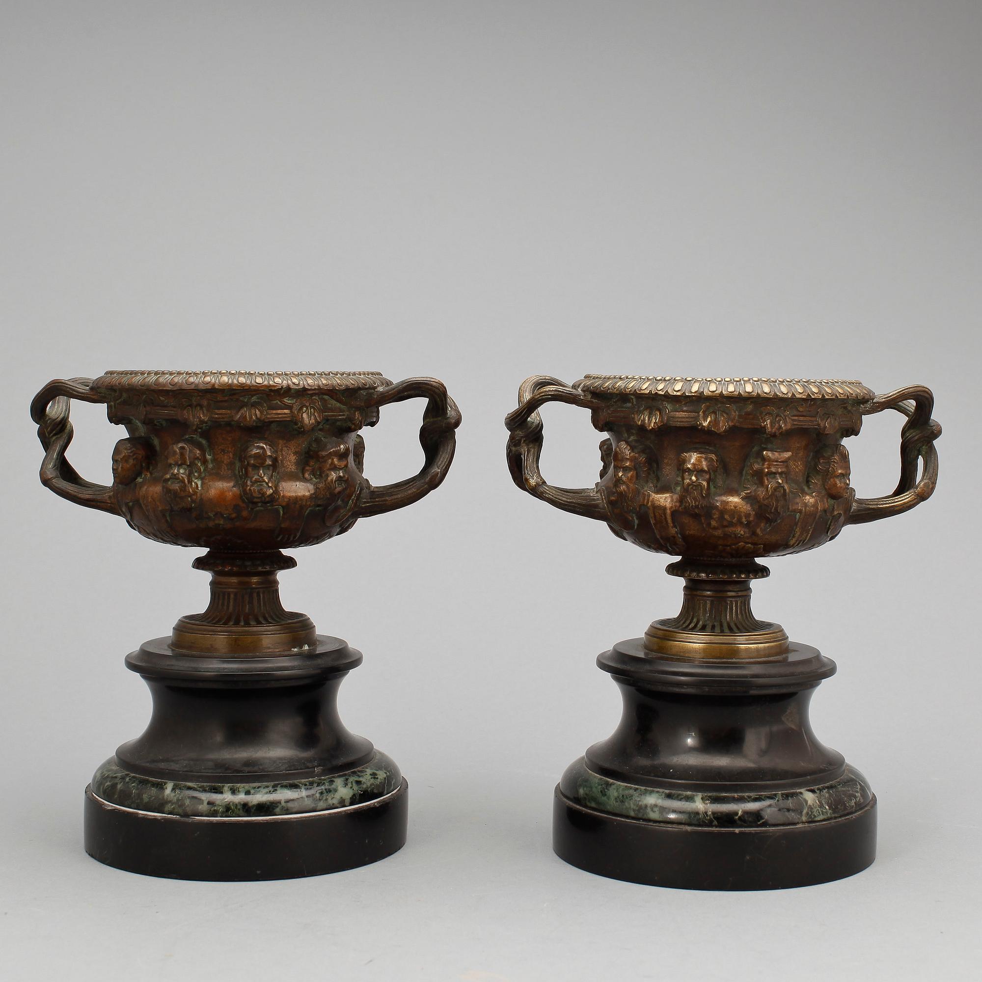 PRYDNADSURNOR, ett par, brons, marmor. Efter "The Warwick vase". Sent 1800-tal.