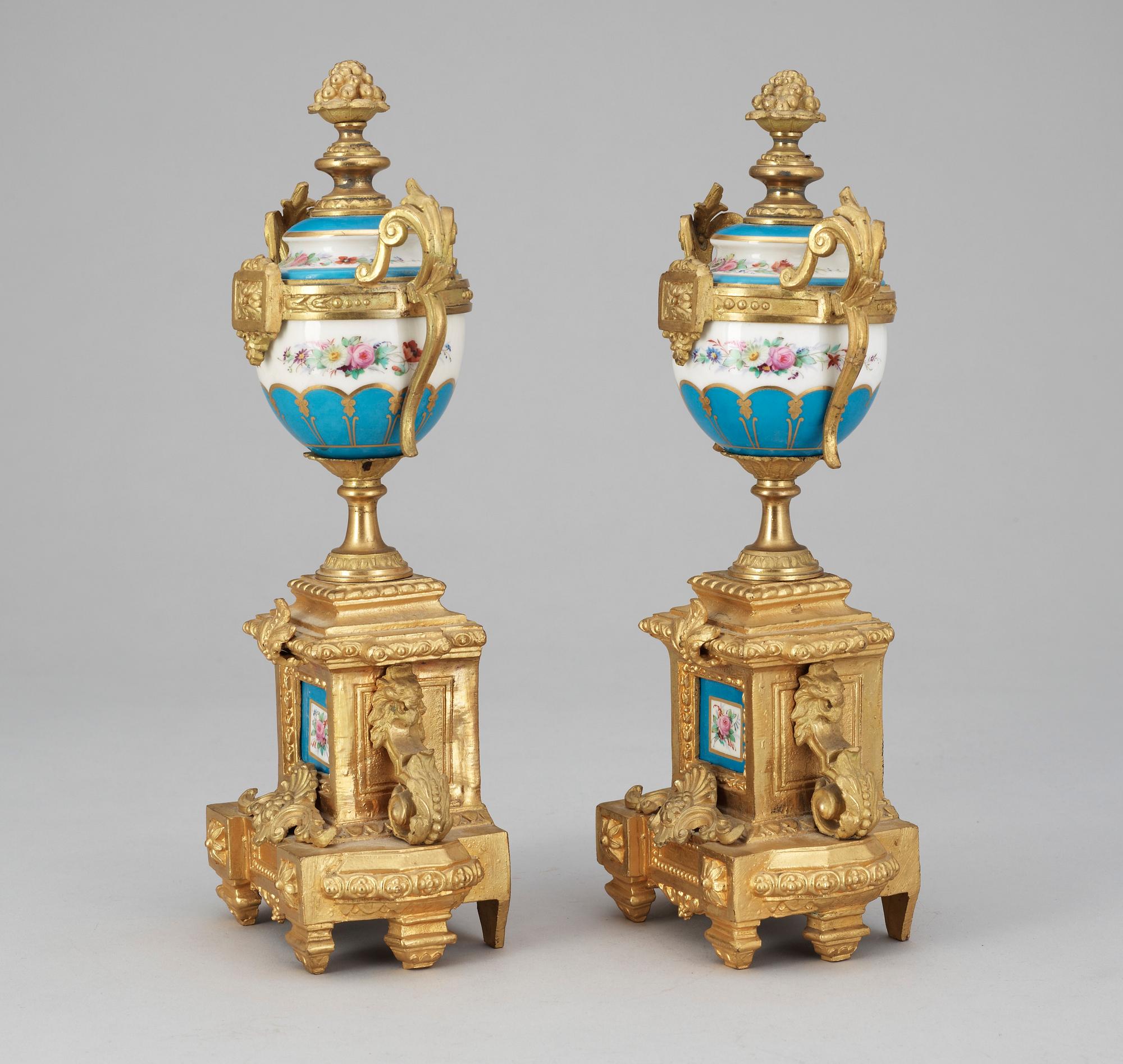 BORDSGARNITYR, 3 delar, porslin och förgylld brons. Louis XVI-stil. 1800/1900-tal.