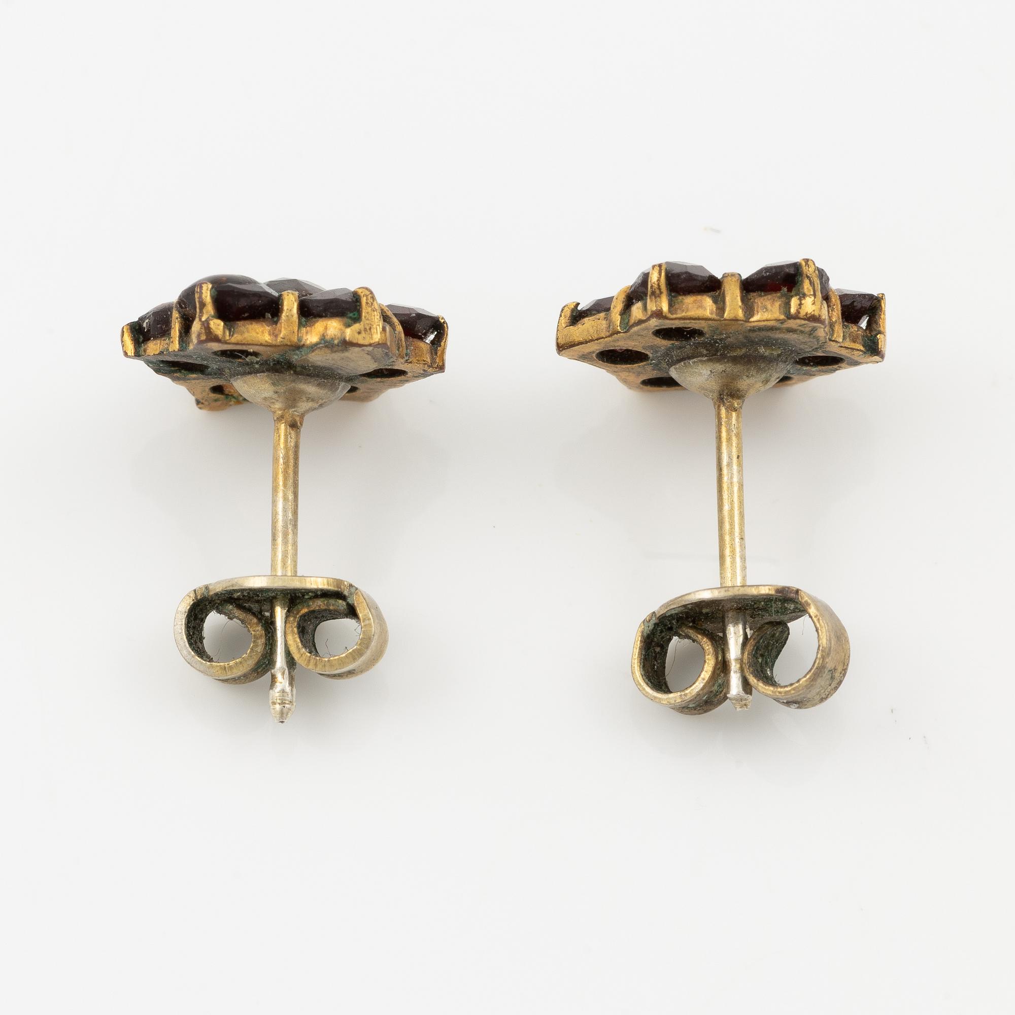 Garniture, two rings, brooch, two necklaces, and two pairs of earrings, armlet, garnets.