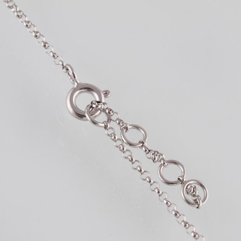ARMBAND, 18K vitguld med briljantslipade diamanter ca 0.09 ct samt fasettslipad blå safir ca 0.18 ct Vikt 1,5 gram.