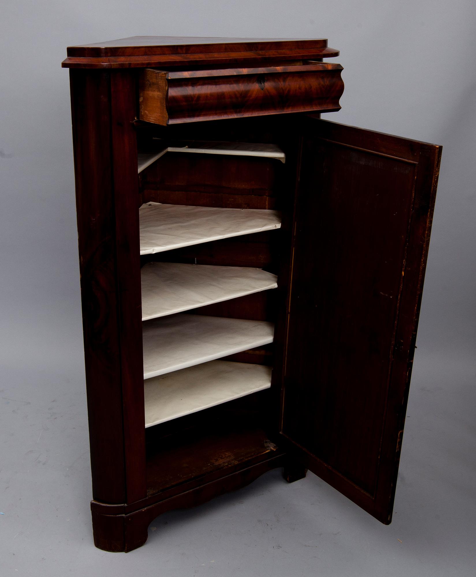 HÖRNSKÅP, biedermeier, möjligen Ryssland 1800-tal.