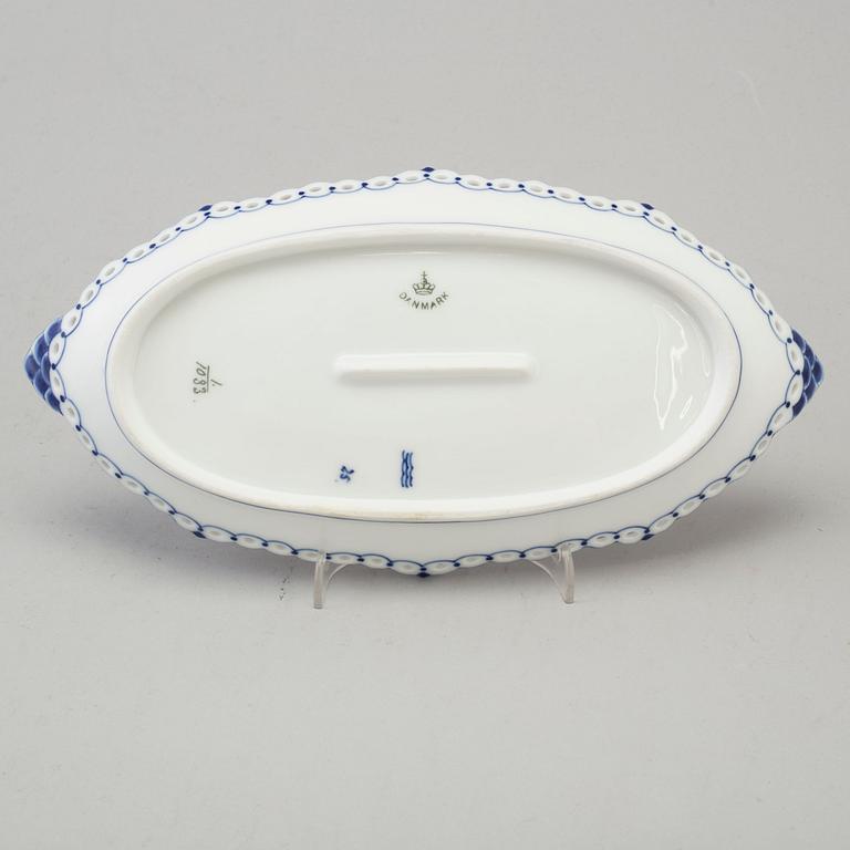 21 pieces of porcelain tableware from Royal Copenhagen, model "Musselmalet", 20th century.