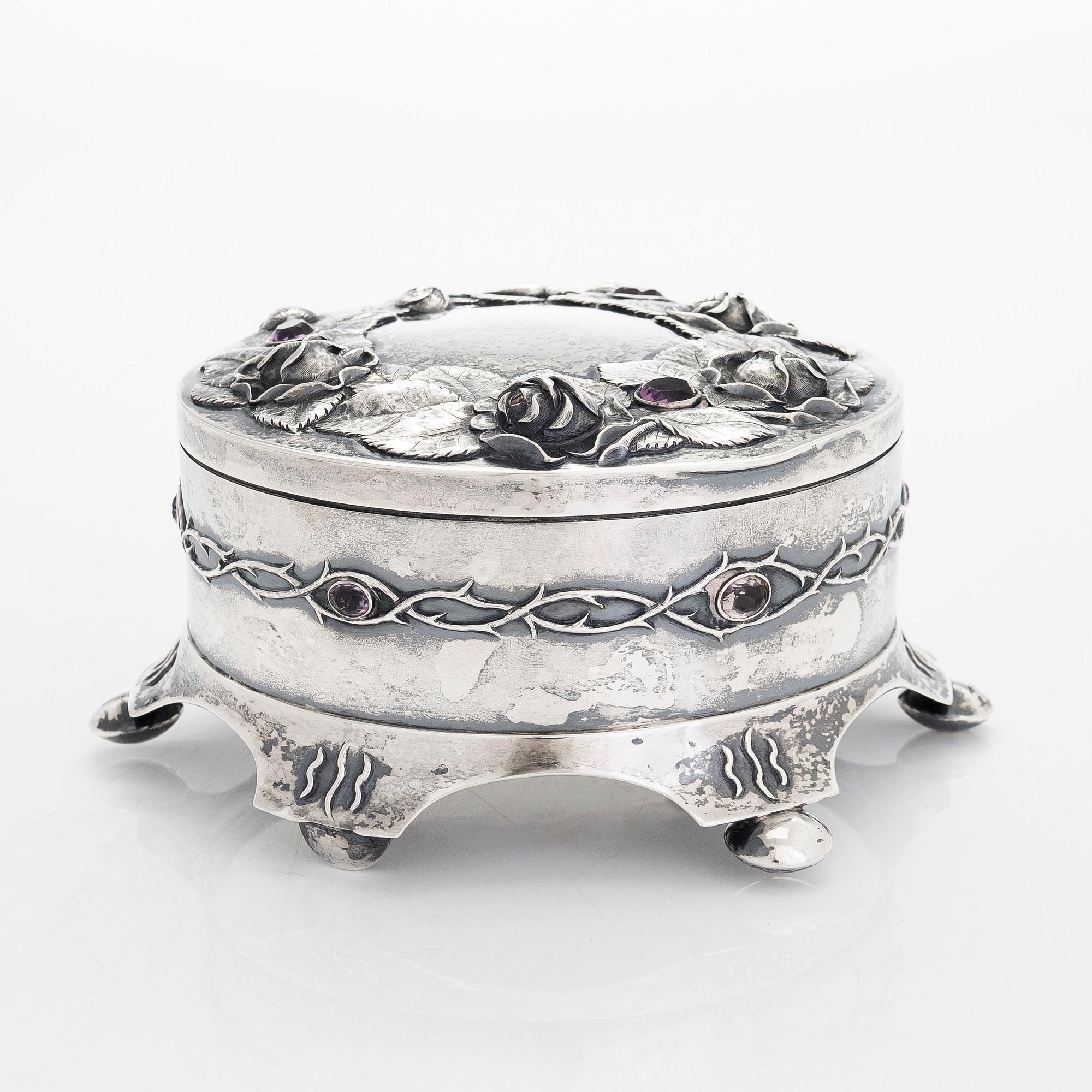 A silver jewellery box with cut amethysts, Sahlstedt, Turku 1921.