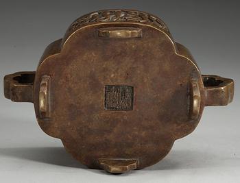 Rökelsekar, patinerad brons. Qing dynastin med Xuandes märke.