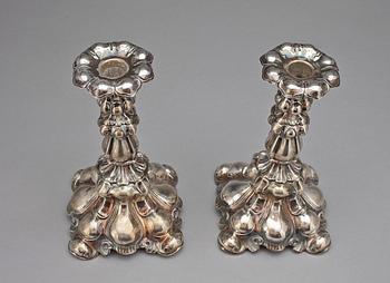LJUSSTAKAR, ett par, silver, rokokostil, CG. Hallberg, Stockholm, 1937 samt 1938.
