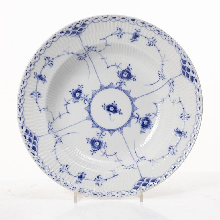 Royal Copenhagen, Dinner service, 31 pieces, “Musselmalet Halvblonde”, Denmark.