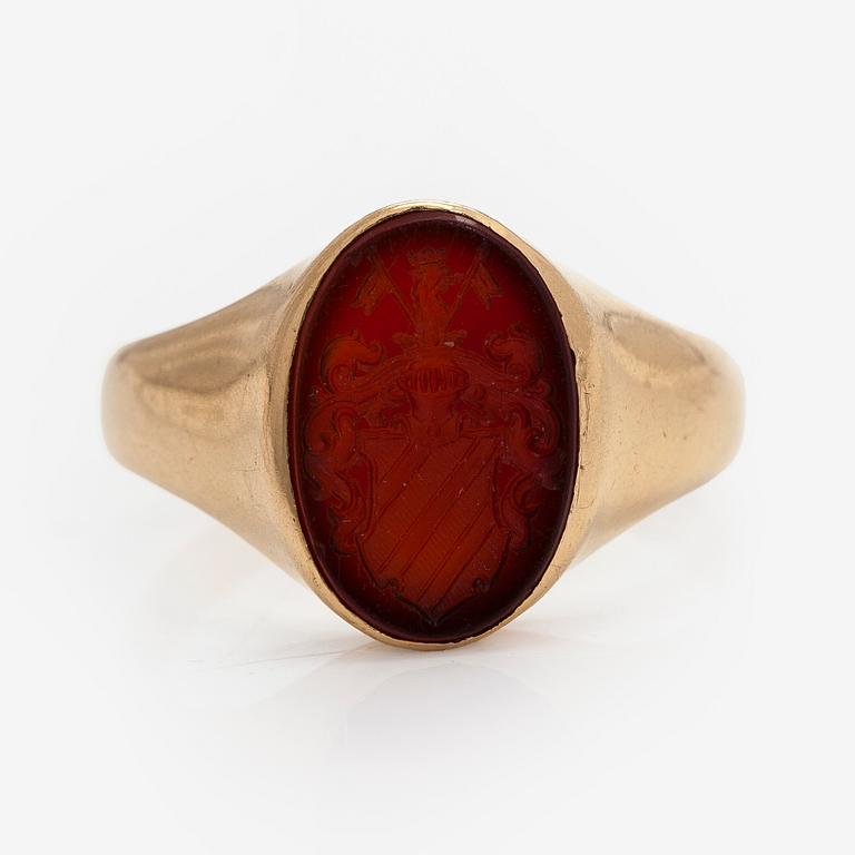 Vapenring, släkten Nybom, karneol, 18K guld. Helsingfors 1913.