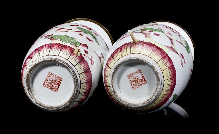 BORDSLAMPOR/VASER, ett par, porslin, Kina 1800-talets andra hälft-slut.