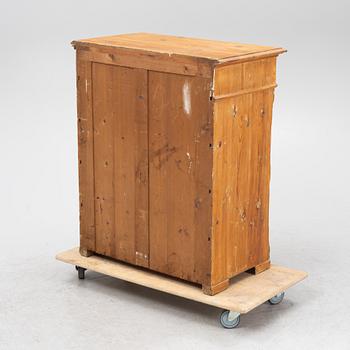 A pinewood chest of drawers, end of the 20th Century.