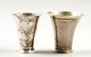 BÄGARE, 2 st, silver. Pehr Rosenlöf, Östhammar, 1824. Niklas Andersson, Kristianstad 1824.